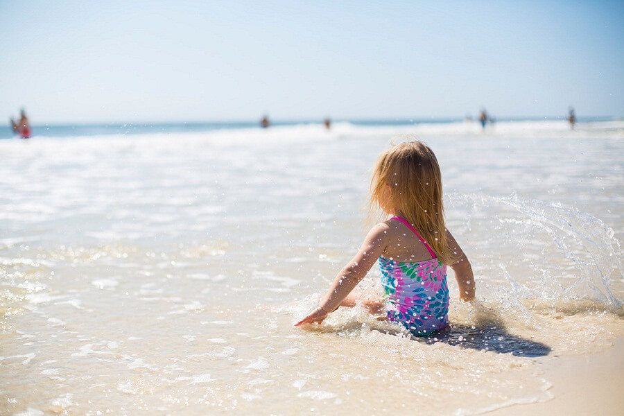 Quais cuidados toda mãe deve tomar ao levar seus filhos na praia? Confira essas dicas